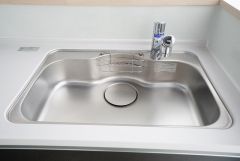 大きなお鍋も楽々洗える幅の広いシンクです＾＾ステンレスシンクなので簡単にお掃除できますよ。洗剤やスポンジもすっきりできる収納付き。