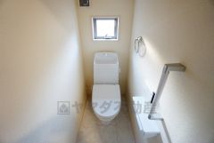 温水洗浄機付トイレです。節水機能もあるので、安心して使えますね。もちろん、1階2階の2ヶ所にトイレがあるので、忙しい朝にもゆとりができますね。