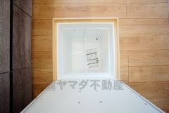 キッチンにある床下収納は、居住スペースを減らさずに買い置きの調味料や非常食などを保管することができます。