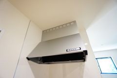 風量が弱・強と切替え可能なレンジフードが調理中の煙をしっかり吸い込みます。手元を照らすライト付きです。