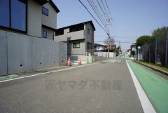 北東側道路。住人以外の車の進入も少なく、小さなお子様を持つご家庭にも安心です。日当たり、風通し良好です。
