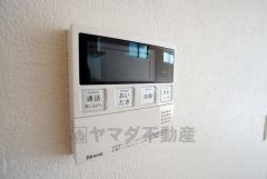 キッチン横からお湯張り、追い炊き、足し湯がボタン一つで楽々操作できる給湯機リモコンです。忙しい夕飯準備の時間帯に重宝しますね。