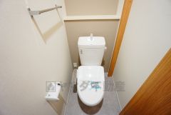 温水洗浄機付トイレです。節水機能もあるので、安心して使えますね。もちろん、1階2階の2ヶ所にトイレがあるので、忙しい朝にもゆとりができますね。