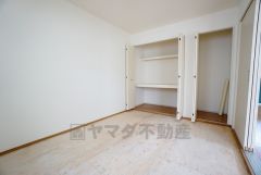 リビング横の和室は、思い切りお子様が遊べるキッズスペースに。柔らかい畳の上なら、お子様が転んでも怪我をしにくく安心です。