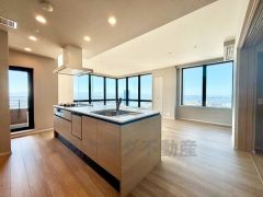 キッチンの目の前には大きな窓が広がり非常に開放的＾＾2方向から出入りできるキッチンなので、大人数で料理をする際に重宝しますね＾＾