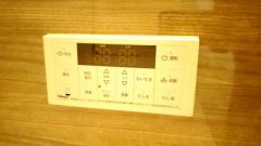 湯量・湯温の設定、そして保温までワンタッチのフルオートバス。便利な追い炊き機能付きです。