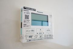 キッチン横からお湯張り、追い炊き、足し湯がボタン一つで楽々操作できる給湯機リモコンです。忙しい夕飯準備の時間帯に重宝しますね。