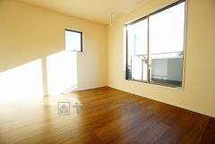 2面採光を確保した明るい室内は、風通しも良く、大変居心地の良い空間となっております。爽やかな風を感じて起きる朝は、快適生活の始まりに。