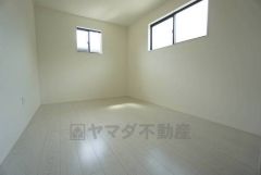 暖かい日差しが差し込む洋室。たっぷり収納できるクローゼット付きでお部屋の中をすっきりと快適に保てます。