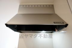 同仕様写真。風量が弱・強と切替え可能なレンジフードが調理中の煙をしっかり吸い込みます。手元を照らすライト付きです。