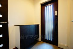 同仕様写真。たっぷり収納できるシューズボックスです。家族全員の靴がきれいに整頓できます。棚の上にお花や写真を飾っても良いですね。