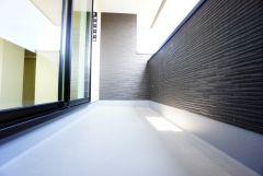 陽当たりの良いバルコニーです。お洗濯やお布団干しはもちろん、日光浴スペースにも。足元は防水工事施工済です。