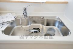 広々としたステンレスシンクには、洗剤やスポンジを収納出来るラック付き。広さも確保しているので、大きなお鍋も洗いやすいです。
