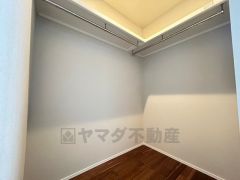 収納力豊富なウォークインクローゼット。洋服や小物などを1箇所にまとめて美しい収納を実現します。
