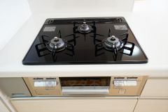 同時にたくさんの料理が調理できる3口コンロ。長時間熱を通しておきたい煮込み料理を作りながら、炒め物など同時進行で進められます。