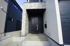 家の顔となる玄関扉がかっこいいと、たくさんの人を招き入れたくなりますね＾＾奥まって設置されており、雨にも濡れにくくなっています。