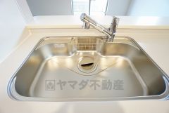 広々とした凸型シンクに洗剤ポケットを標準装備。大きなお鍋など洗いやすいです。