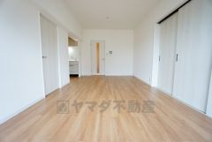 リビングは広々とした設計で、家族が集い、寛ぐ暮らしの空間を演出しています。思い思いの時間を過ごしたり、家族みんなで食事をしたり、素敵な団らんの場になりますね。