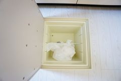 キッチンに床下収納があります。長期保存ができるもの、調理器具、防災グッズを入れておくのもいいですね。