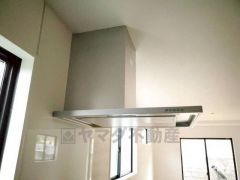 風量が弱・強と切替え可能なレンジフードが調理中の煙をしっかり吸い込みます。手元を照らすライト付きです。