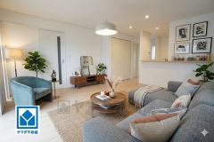 家具はイメージです。カウンターキッチンに加えて、リビング階段になっているので、お顔を合わす回数が増え、ぐっと家族の距離が縮まります。