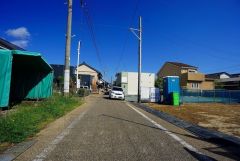 前面道路は約4.5ｍ。 閑静な住宅街で交通量が少なく小さなお子様がいても安心です＾＾コンビニまで徒歩11分。スーパーまで徒歩16分。