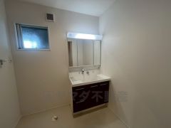 三面鏡つき洗面台。鏡裏にたっぷりとした収納スペースがあります。鏡を閉めてしまえば小物は見えないため、スッキリとした印象の洗面台にできます。