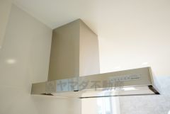 お手入れが簡単なスリム型レンジフードです。調理により発生する油煙や臭いを吸い込み、屋外へ排気してくれます。