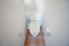 同仕様写真。温水洗浄機付トイレです。節水機能もあるので、安心して使えますね。もちろん、1階2階の2ヶ所にトイレがあるので、忙しい朝にもゆとりができますね。