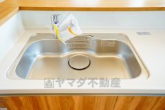 広々としたステンレスシンクには、洗剤やスポンジを収納出来るラック付き。広さも確保しているので、大きなお鍋も洗いやすいです。