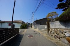 現地（2026年3月）撮影。住人以外の車の進入も少なく、小さなお子様を持つご家庭にも安心です。