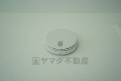 火災による煙や熱を感知して、警報音やブザー等で火災の発生を知らせてくれる火災警報器。