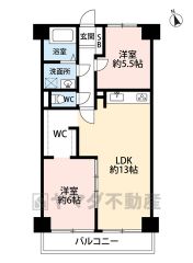 大きな窓のあるリビングは13帖。ウォークインクローゼットはリビングと6帖の洋室につながります。バルコニーは2部屋より出られて便利＾＾