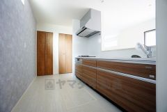 対面式カウンターキッチンからはお子様の様子が見守れます。ダイニングへの配膳や調理の時便利なカウンター付き。