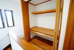 2階の廊下にも収納を確保。各居室に入りきれなかった荷物や、2階で使用する日用品のストック置き場に便利です。