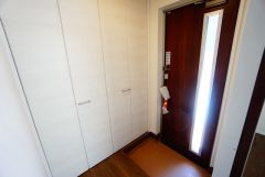 採光も考えられた明るい玄関です。