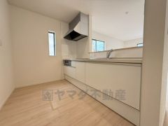 対面式カウンターキッチンからはお子様の様子が見守れます。ダイニングへの配膳や調理の時便利なカウンター付き。