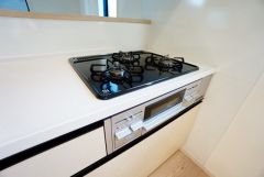 複数の調理を一度に行うことができる3口コンロ。効率よくお料理が出来ます。毎日のお料理も楽しくなりますね＾＾