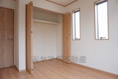 同仕様写真。暖かい日差しが差し込む洋室。たっぷり収納できるクローゼット付きでお部屋の中をすっきりと快適に保てます。