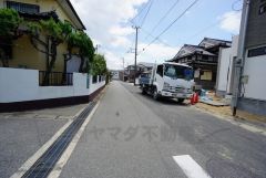 現地（2025年7月15日）撮影。前面道路は広く、車同士がすれ違うスペースが十分にあります。落ち着いた住宅地内で快適な生活を実現してみませんか＾＾