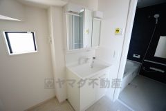 三面鏡つき洗面台。鏡裏にたっぷりとした収納スペースがあります。鏡を閉めてしまえば小物は見えないため、スッキリとした印象の洗面台にできます。