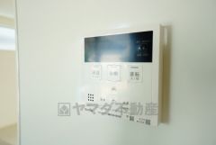 キッチン横からお湯張り、追い炊き、足し湯がボタン一つで楽々操作できる給湯機リモコンです。忙しい夕飯準備の時間帯に重宝しますね。