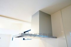 お手入れが簡単なスリム型レンジフードです。調理により発生する油煙や臭いを吸い込み、屋外へ排気してくれます。