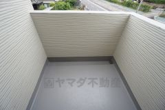 同仕様写真。陽当たりの良いバルコニーです。お洗濯やお布団干しはもちろん、日光浴スペースにも。足元は防水工事施工済です。