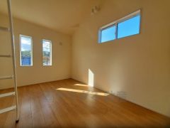 暖かい日差しが差し込む洋室。たっぷり収納できるクローゼット付きでお部屋の中をすっきりと快適に保てます。