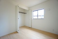 陽当たり、風通し良好な大変居心地の良い空間となっております。日当たりがよく、子供部屋としての利用もおすすめ。