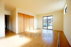 大きな窓のあるリビングは、陽光あふれる明るい空間です。居心地良く、ご家族皆がゆったり寛げる憩いの空間となりそうです。