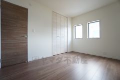 同仕様写真。住む人のこだわりを活かす洋室。日当たりがよく、寝室としての利用もおすすめ。広めのクローゼットには荷物をすっきり片付けられ、ゆとりのある暮らしが出来ます＾＾