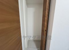 工具や掃除用品、シューズボックスに入りきれなかった使用頻度の低い靴を収納する場所としても役立ちます。