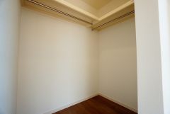 同仕様写真。収納力豊富なウォークインクローゼット。洋服や小物などを1箇所にまとめて美しい収納を実現します。スーツケースのような大型の荷物も置けます＾＾